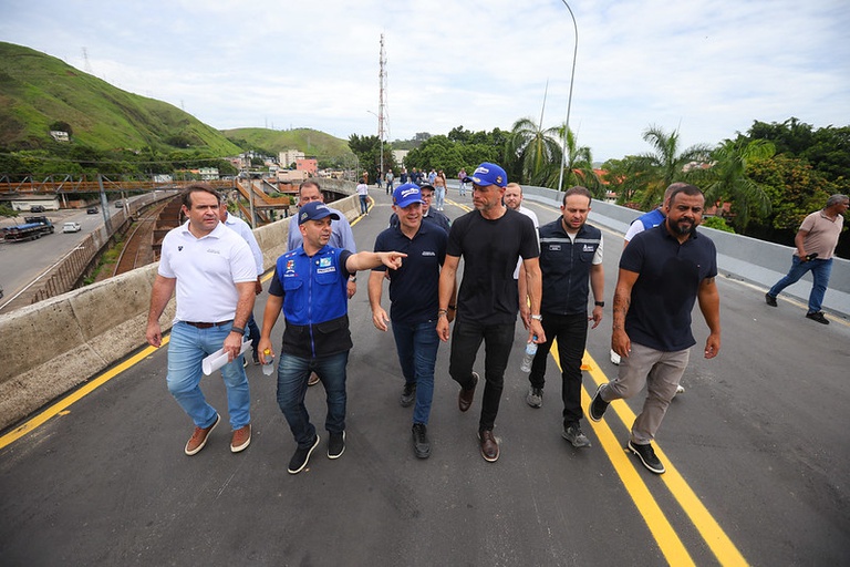 Comitiva do Ministério dos Transportes vistoria obras de readequação da linha férrea em Barra Mansa, no Rio de Janeiro