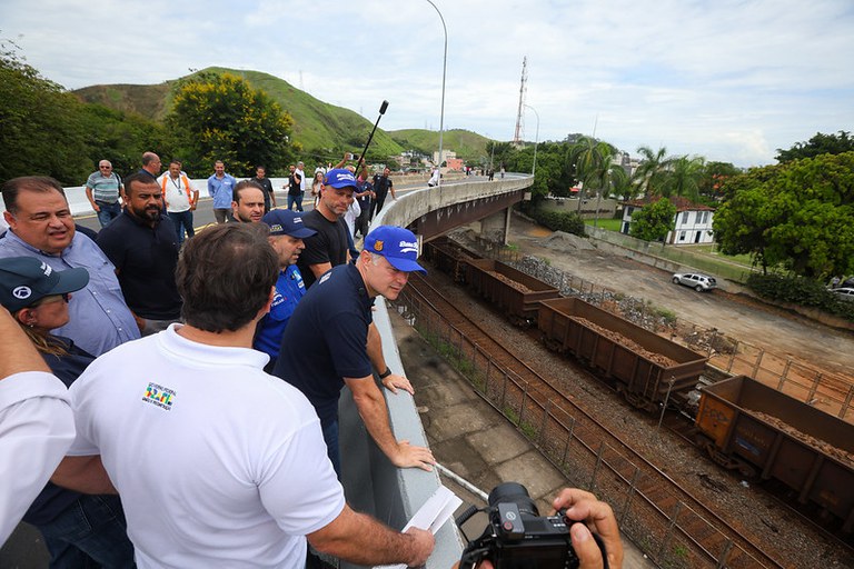 Ministro dos Transportes vistoria obras de readequação da linha férrea em Barra Mansa, no Rio de Janeiro