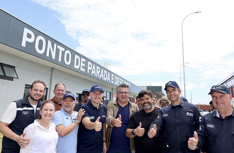 Comitiva do Ministério dos Transportes posa em frente à Ponto de Parada e Descanso em Pindamonhangaba (São Paulo)