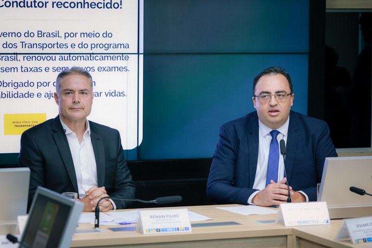 MINISTRO DOS TRANSPORTES EM REUNIÃO SOBRE RENOVAÇÃO AUTOMÁTICA DA CNH