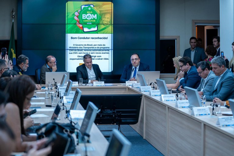 MINISTRO DOS TRANSPORTES EM REUNIÃO SOBRE RENOVAÇÃO AUTOMÁTICA DA CNH