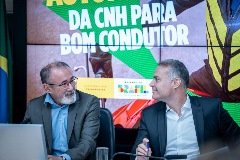 MINISTRO DOS TRANSPORTES EM REUNIÃO SOBRE RENOVAÇÃO AUTOMÁTICA DA CNH
