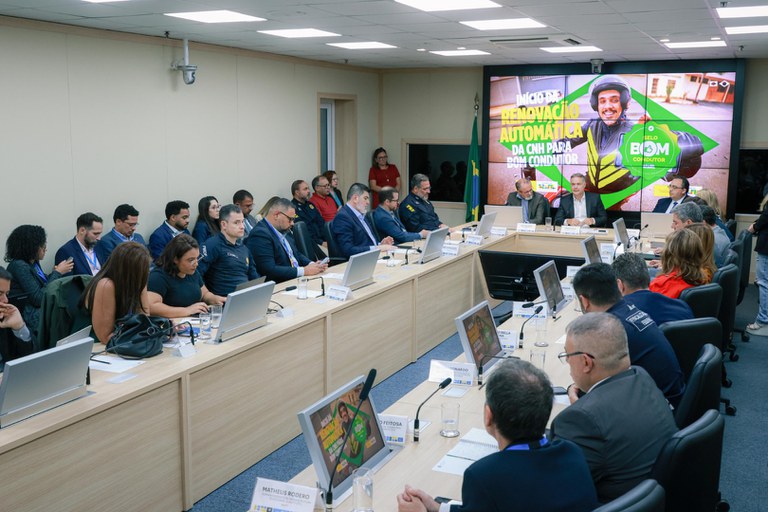 MINISTRO DOS TRANSPORTES EM REUNIÃO SOBRE RENOVAÇÃO AUTOMÁTICA DA CNH