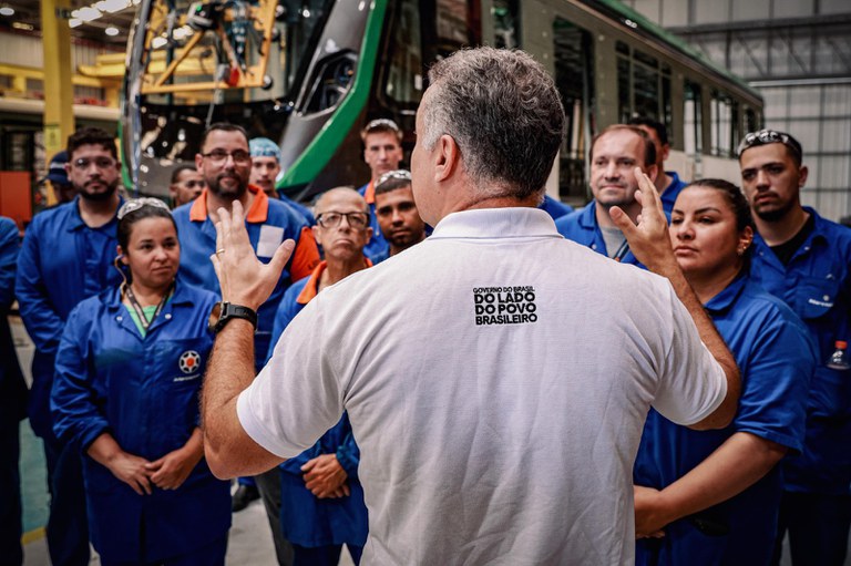 Em Caxias do Sul, ministro Renan Filho visita fábrica que está produzindo os vagões para os VLTs que entrarão em operação em Arapiraca (AL) e Campina Grande (PB). - Foto: Marcio Ferreira/MT
