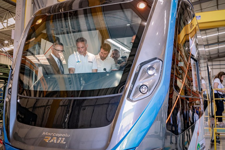 Em Caxias do Sul, ministro Renan Filho visita fábrica que está produzindo os vagões para os VLTs que entrarão em operação em Arapiraca (AL) e Campina Grande (PB). - Foto: Marcio Ferreira/MT