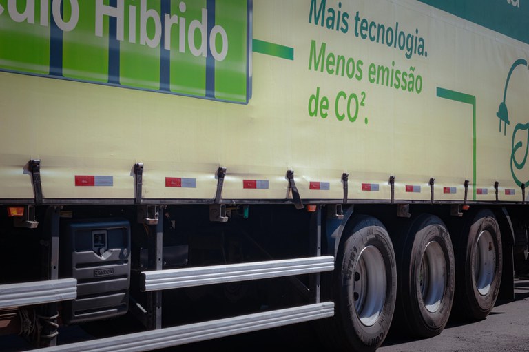Em Caxias do Sul, ministro visita empresa especializada em soluções para mobilidade e assina deliberação do Eixo Auxiliar Elétrico para caminhões. - Foto: Marcio Ferreira/MT