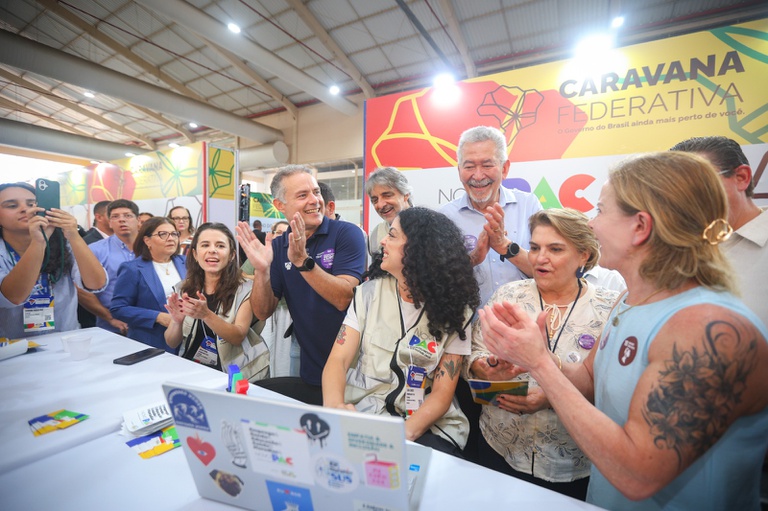 Autoridades federais e estaduais participaram da 16ª Caravana Federativa, que anunciou novos investimentos em infraestrutura para Alagoas. - Foto: Felipe Brasil/MT