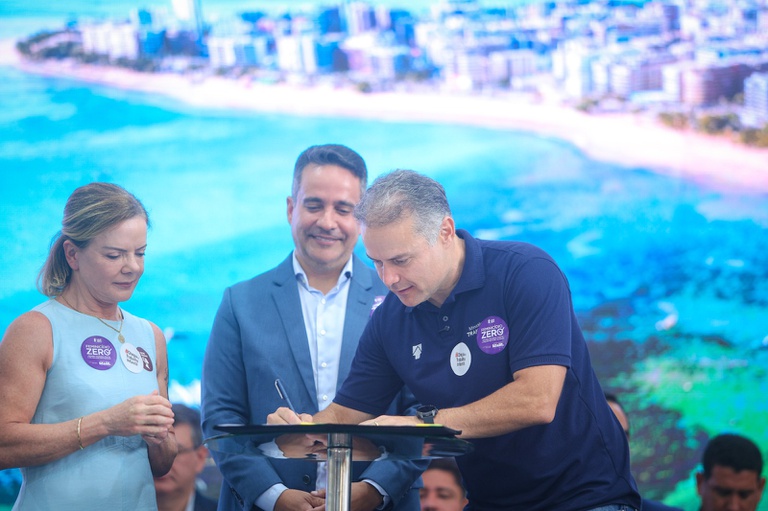 O ministro dos Transportes, Renan Filho, assinou as ordens de serviço que autorizam mais de R$ 492 milhões em investimentos para o Arco Metropolitano de Maceió e duplicação da BR-104/AL