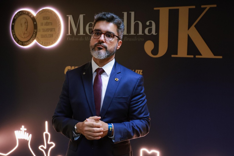 Ministério dos Transportes recebe Medalha JK, honraria concedida pela CNT