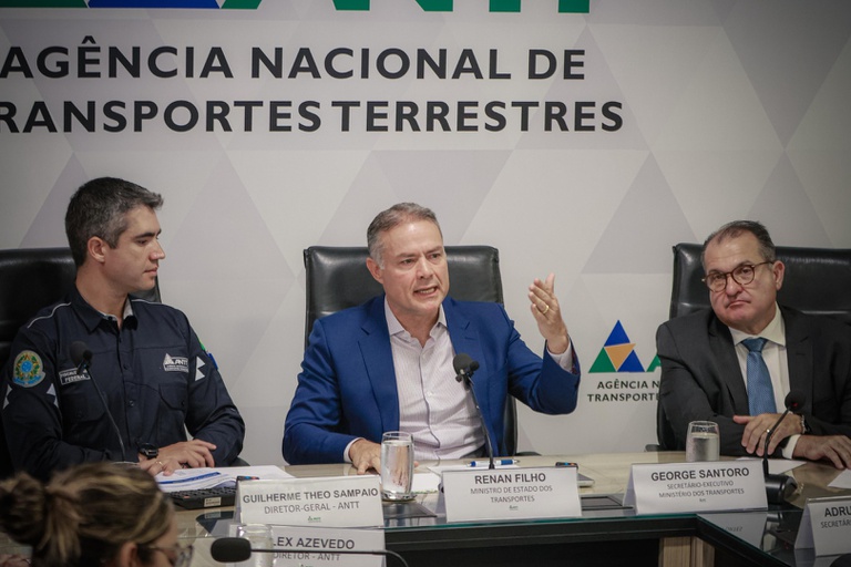Ministro e secretários em reunião na ANTT.jpeg