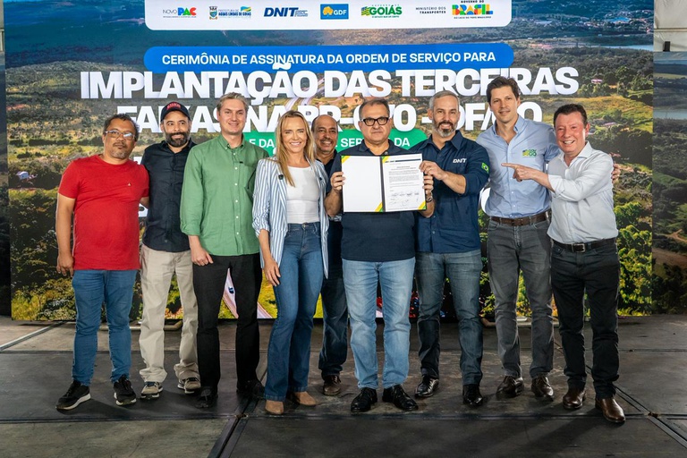 Foto em grupo de assinatura de OS em Goiás.jpeg