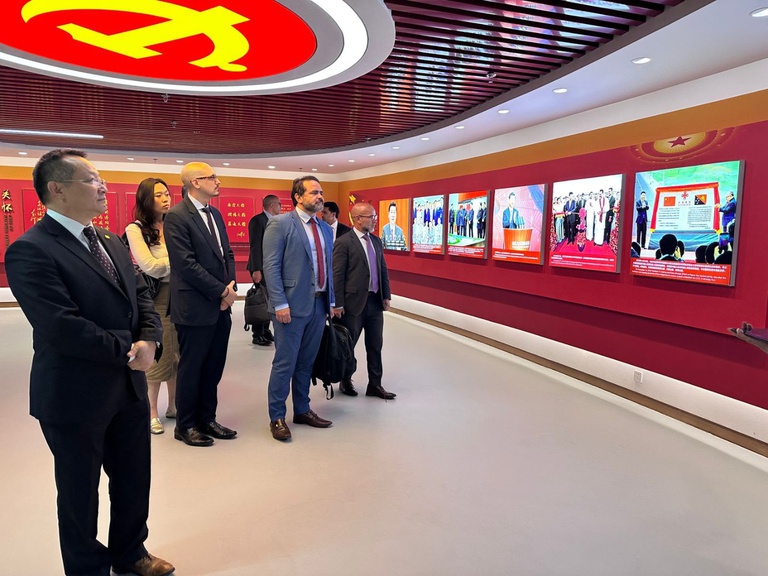 SNTF do Ministério dos Transportes apresenta carteira de ferrovias na China