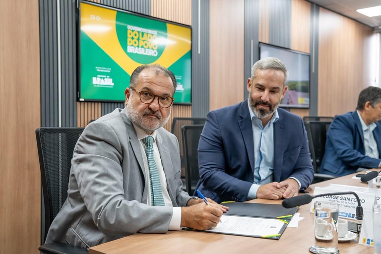 Ministro George em reunião de assinatura