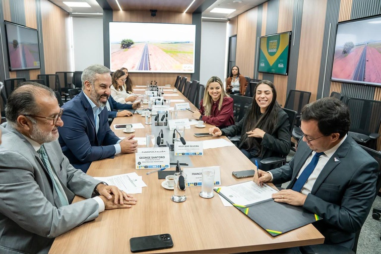 Ministro George em reunião de assinatura