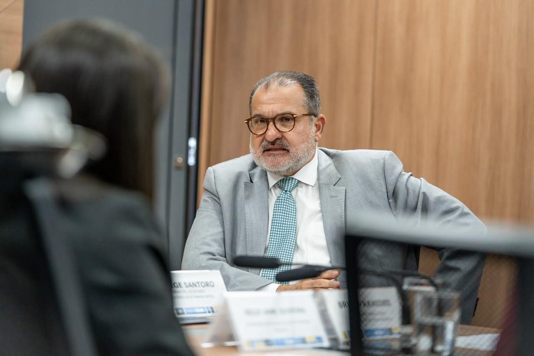 Ministro George em reunião de assinatura