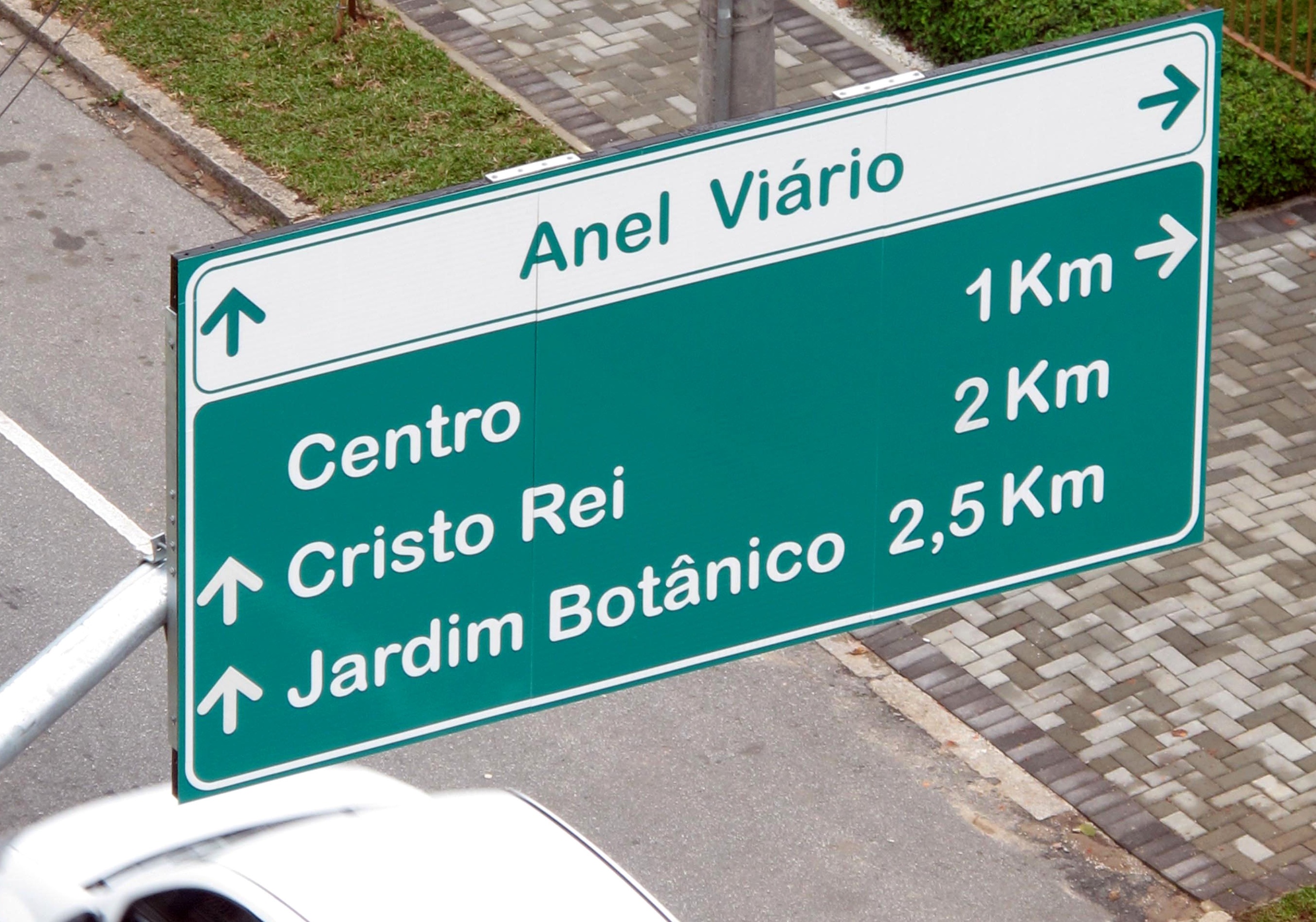 Foto de placa verde no anel viário de Curitiba