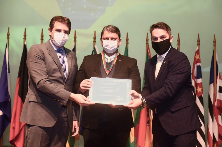 Ministro recebe medalha do mérito farroupilha no Rio Grande do Sul