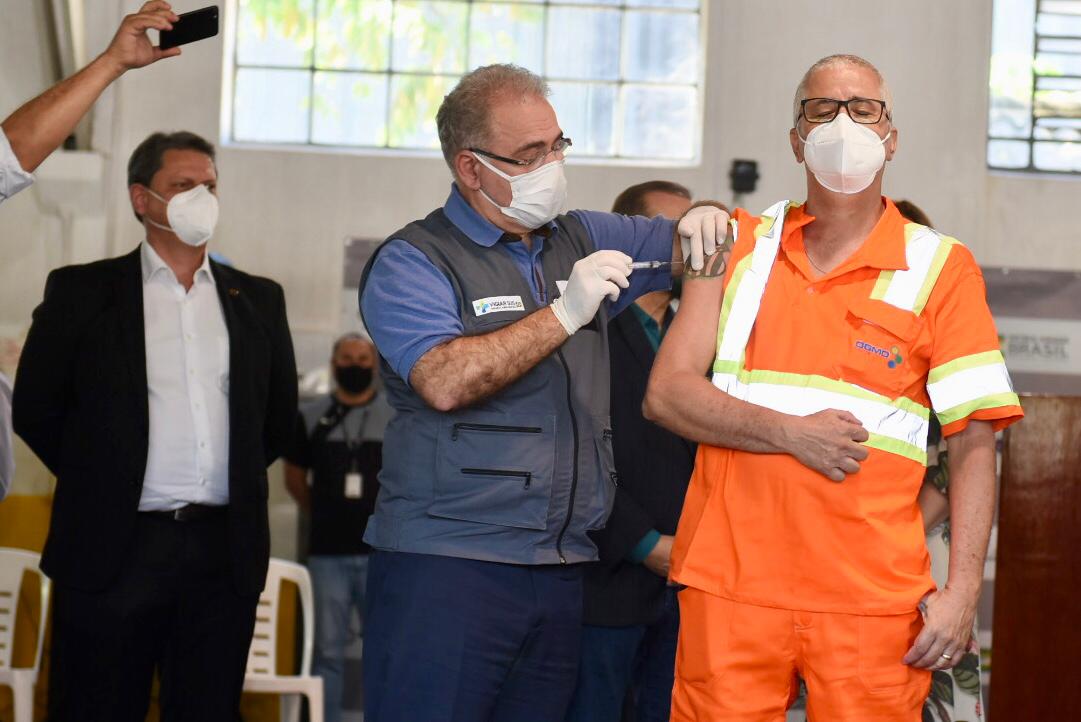 Queiroga vacina trabalhador no Porto de Santos