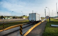 ANTT autua, por excesso de peso, seis caminhões que fugiram do Posto de Queluz/SP