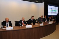 Governo, caminhoneiros e empresários debatem soluções para o setor