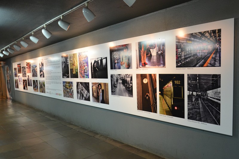 Exposição 'Vida Passageira', trazendo imagens de trens, estações e do fluxo de usuários do metrô