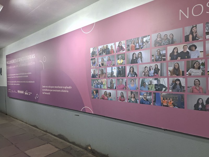 Exposição celebrando as mulheres que contribuem no funcionamento do metrô gaúcho