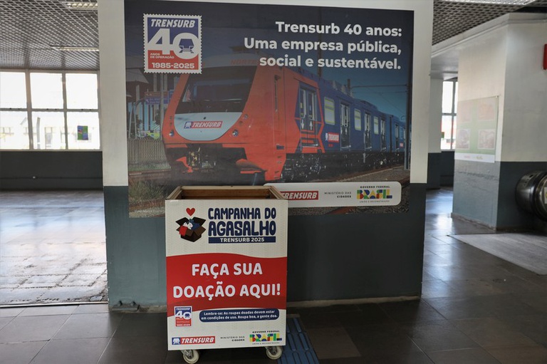 Caixa de coleta da Campanha do Agasalho da Trensurb