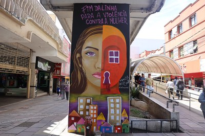 Grafite da campanha “Fim da linha para a violência contra a mulher”, no exterior da Estação Canoas da Trensurb