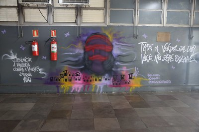 Grafite da campanha “Fim da linha para a violência contra a mulher”, na Estação Esteio da Trensurb