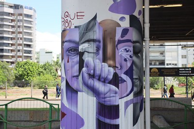 Grafite da campanha “Fim da linha para a violência contra a mulher”, no exterior da Estação Novo Hamburgo da Trensurb