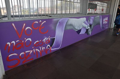 Grafite da campanha “Fim da linha para a violência contra a mulher”, na Estação Sapucaia da Trensurb