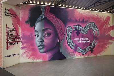Grafite da campanha “Fim da linha para a violência contra a mulher”, na Estação São Leopoldo da Trensurb