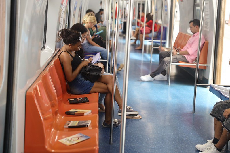 Cerca de 200 exemplares foram compartilhados no interior de dois trens que partiram da Estação Novo Hamburgo na tarde desta sexta-feira (9).