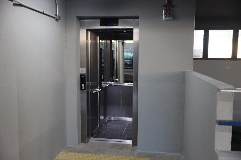 Elevador na plataforma de embarque da Estação Mercado da Trensurb