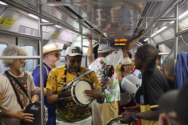 Ação comemorativa ao Dia Nacional do Samba levou ritmo a uma viagem da Trensurb na manhã de domingo (7).
