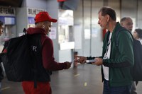 Trensurb e Fundação La Salle realizam atividade alusiva ao Agosto Lilás em estações do metrô