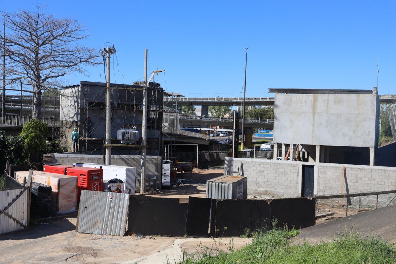 Equipamento na confluência da Av. Sertório e Rua Voluntários da Pátria, em Porto Alegre, realiza drenagem da via do metrô.