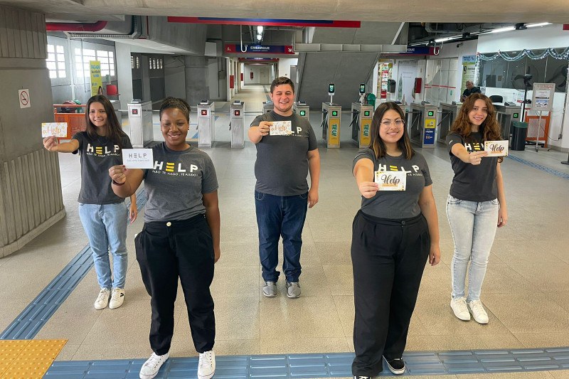 Em 2025, foram 50 ações nas estações, alcançando mais de 17 mil pessoas. Atividades acontecem aos sábados, das 10h às 12h, contando com dinâmicas e espaço de acolhimento para pessoas em vulnerabilidade emocional.