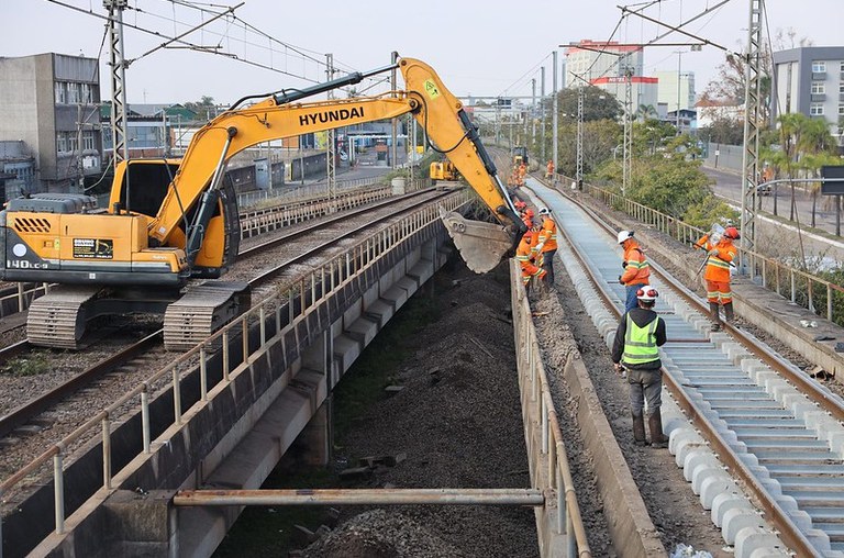 Trabalhos de reconstrução da via