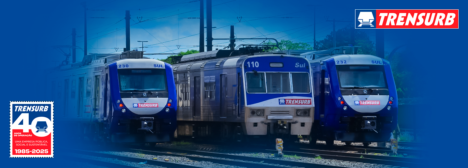 Três trens da Trensurb estacionados lado a lado. O trem ao centro é da frota original da empresa e os outros dois são os novos, mais modernos. Na imagem, também se vê o logotipo da empresa e um selo comemorativo aos 40 anos de operação do metrô gaúcho.