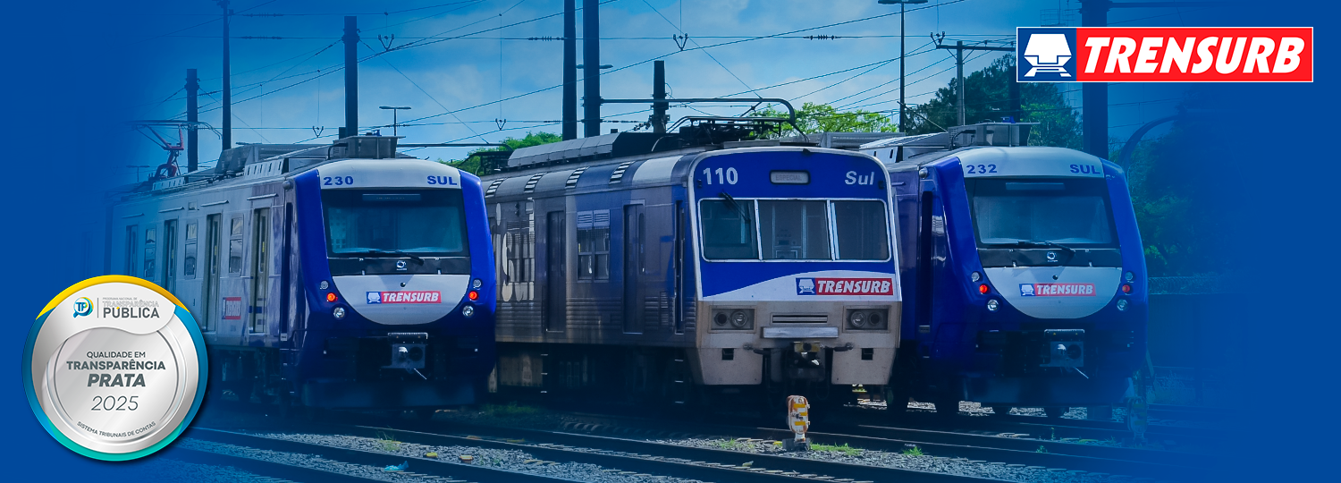 Três trens da Trensurb estacionados lado a lado. O trem ao centro é da frota original da empresa e os outros dois são os novos, mais modernos. Na imagem, também se vê o logotipo da empresa e um selo comemorativo ao Prêmio Nacional de Transparência Pública, categoria Prata.