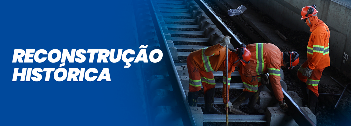 Homens com uniformes e capacetes alaranjados trabalham nos trilhos do trem. Texto: "Reconstrução histórica".