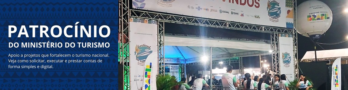 Imagem institucional dividida em duas partes. À esquerda, sobre fundo azul com grafismos geométricos, aparece o texto em destaque: “Patrocínio do Ministério do Turismo”. Abaixo, em letras menores, lê-se: “Apoio a projetos que fortalecem o turismo nacional. Veja como solicitar, executar e prestar contas de forma simples e digital.” À direita, fotografia de um evento cultural realizado à noite, com estrutura metálica de palco, banners e pórtico de entrada com logotipos institucionais e do festival. Pessoas circulam pelo espaço, indicando um evento com público presente. No alto, há um balão inflável com a marca “Brasil – União e Reconstrução” e a identificação do Ministério do Turismo, reforçando o caráter institucional e governamental do apoio ao evento.