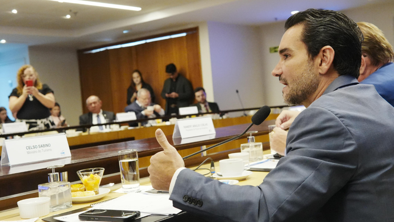 “O governo brasileiro tem atuado firmemente para atrair novos voos para o país”, diz Celso Sabino em debate promovido pela CNC