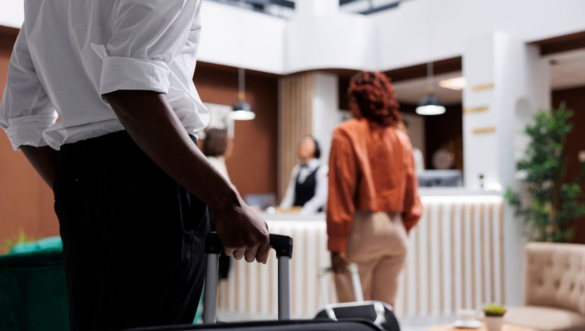 Ministério do Turismo reforça que modernização exige adaptações por empreendimentos; pasta mantém orientações sobre a transição, que agiliza o check-in para clientes
