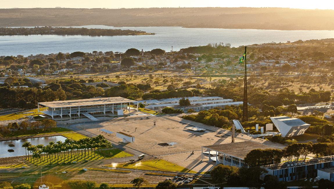 Construída em pouco mais de três anos, a capital federal revolucionou o urbanismo do século 20 e se tornou um dos maiores símbolos da arquitetura brasileira