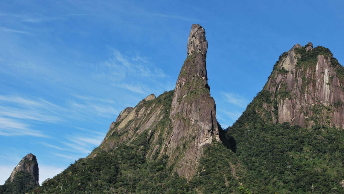 Ao longo de 300 km no interior do Rio de Janeiro, a rota cruza calçamentos do século 18 e santuários ecológicos, ligando Magé a Nova Friburgo