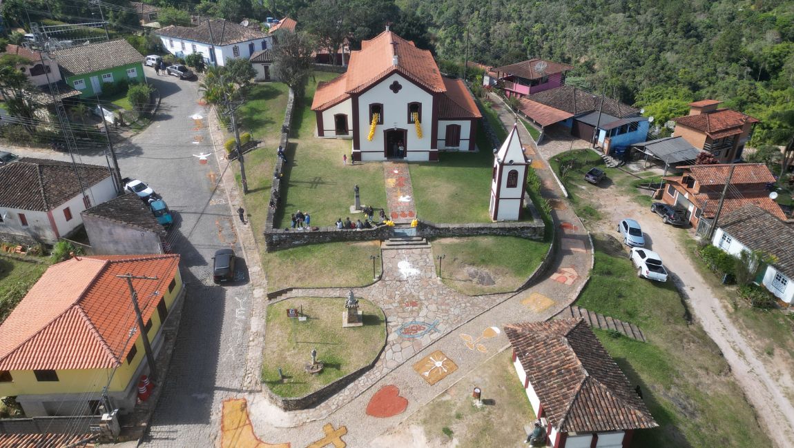 Vila reúne patrimônio histórico, natureza preservada, tradição e cultura; destino mineiro está entre os selecionados e concorre à premiação da ONU Turismo