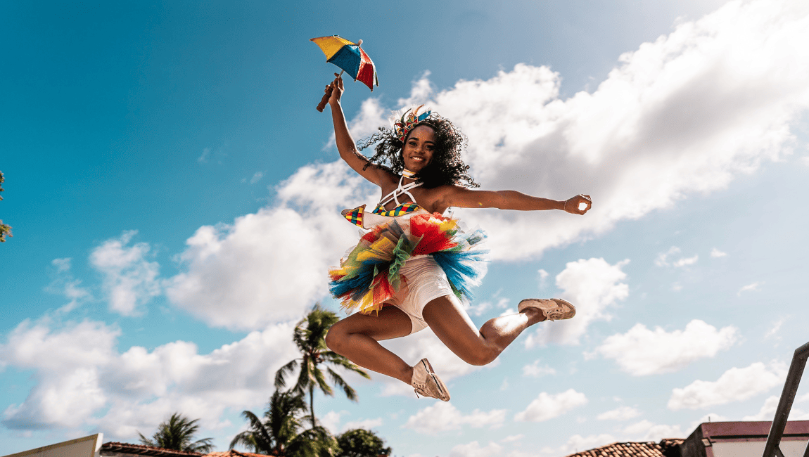 Ritmo local, reconhecido como Patrimônio Imaterial da Humanidade, encanta turistas e movimenta a economia criativa com suas sombrinhas coloridas e passos frenéticos