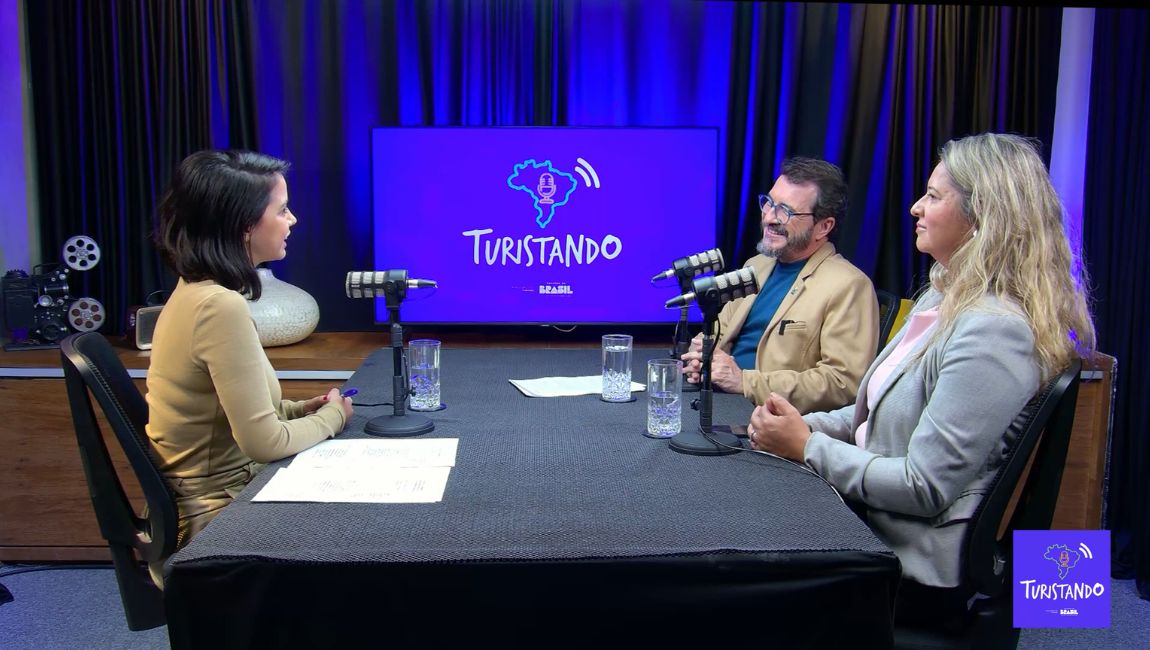 Novo episódio do programa do Ministério do Turismo detalha orientações do Guia para Atender Bem Turistas Neurodivergentes e aborda a importância de pequenas atitudes para transformar experiências de viagem